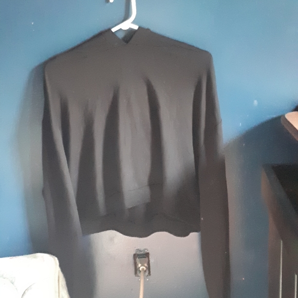 Cute cropped sweater! - Picture 1 of 2